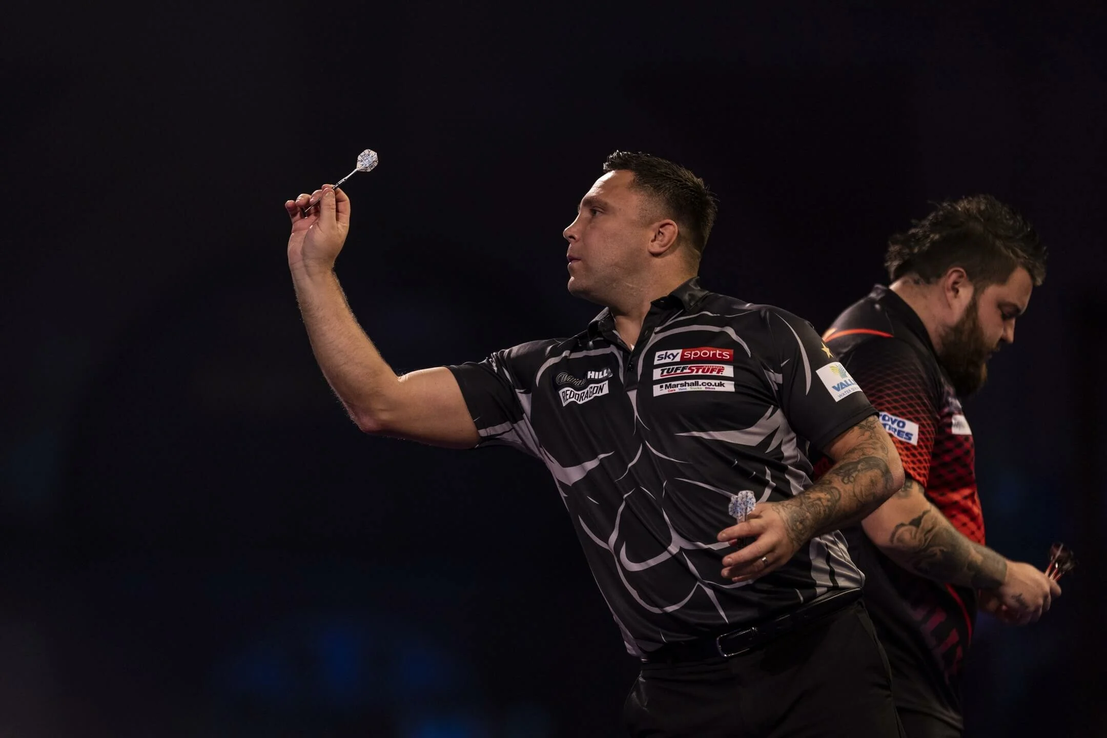 Dartspieler beim Wurf